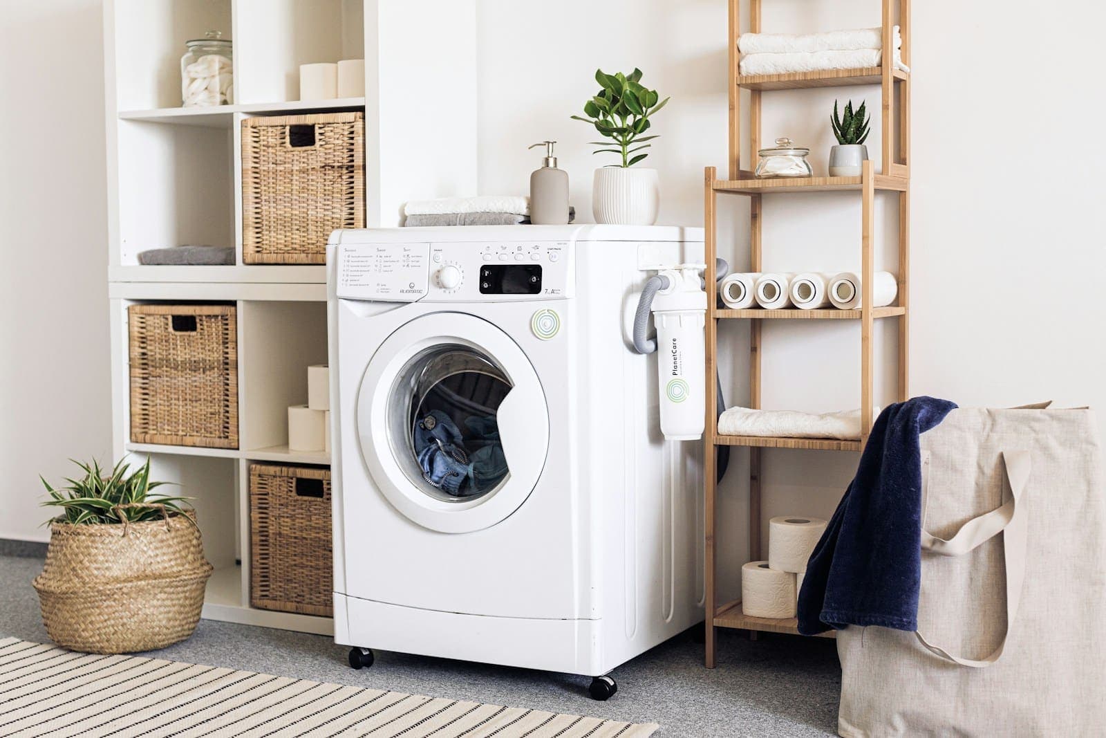 Lave-linge à hublot installé dans une buanderie