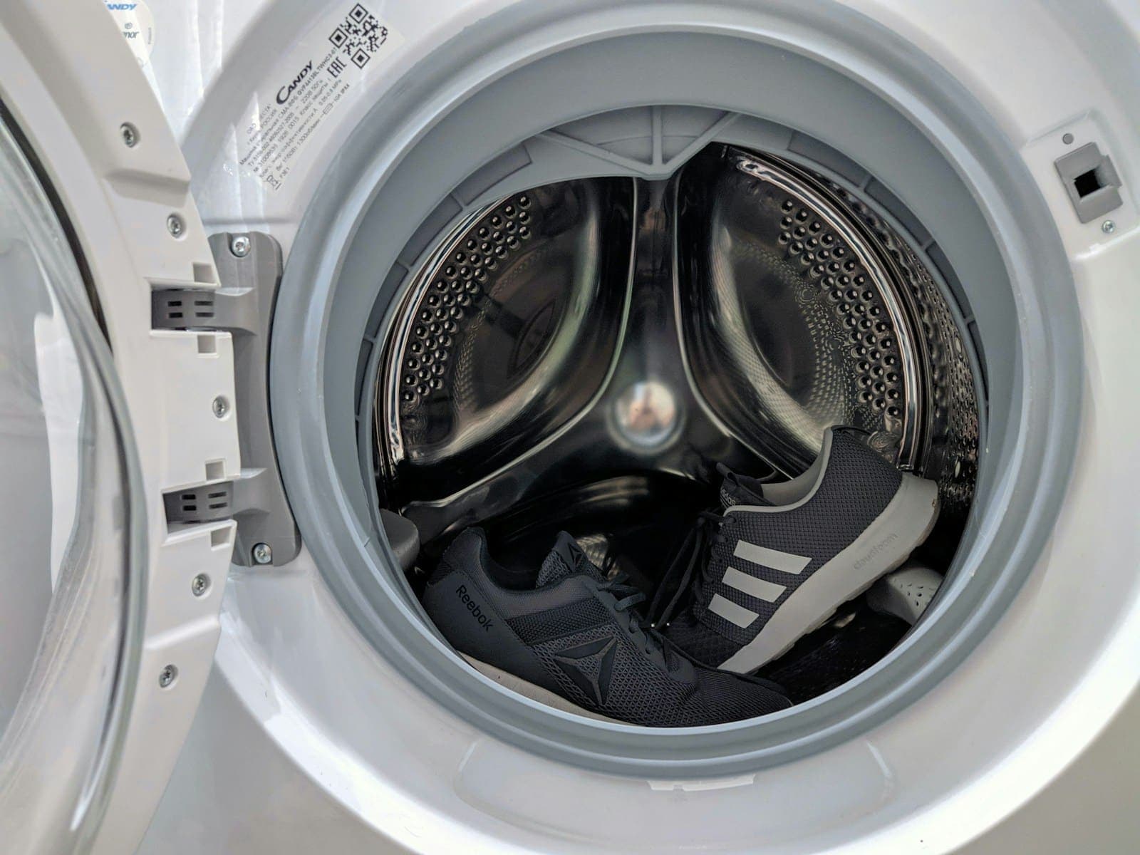 Hublot ouvert sur le tambour d'un lave-linge